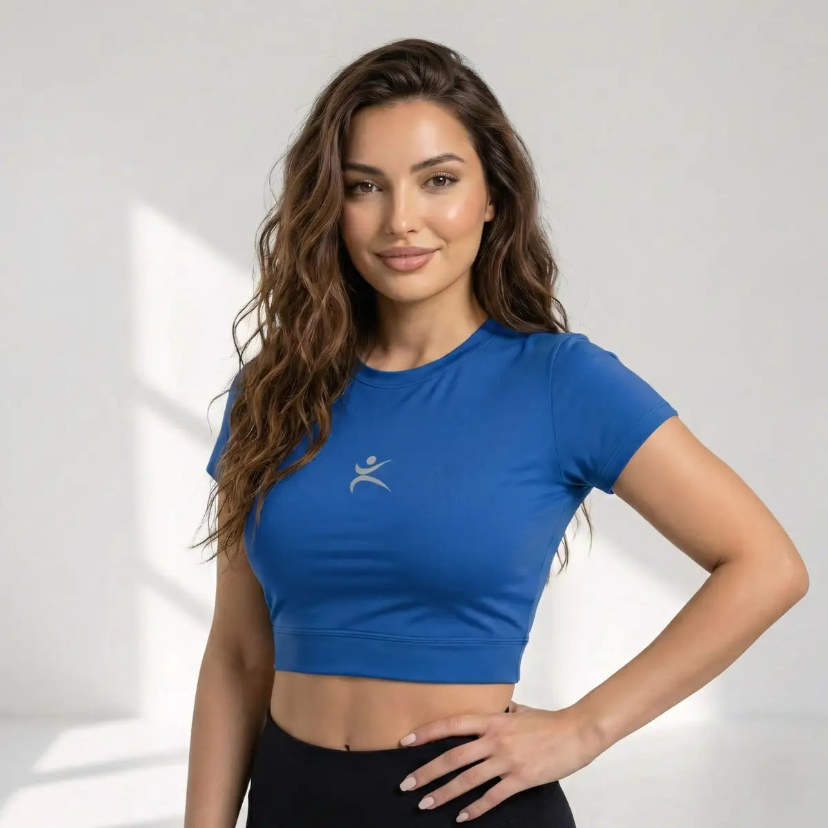 Mujer vistiendo crop top azul rey manga corta ajuste seguro fitness Panamá