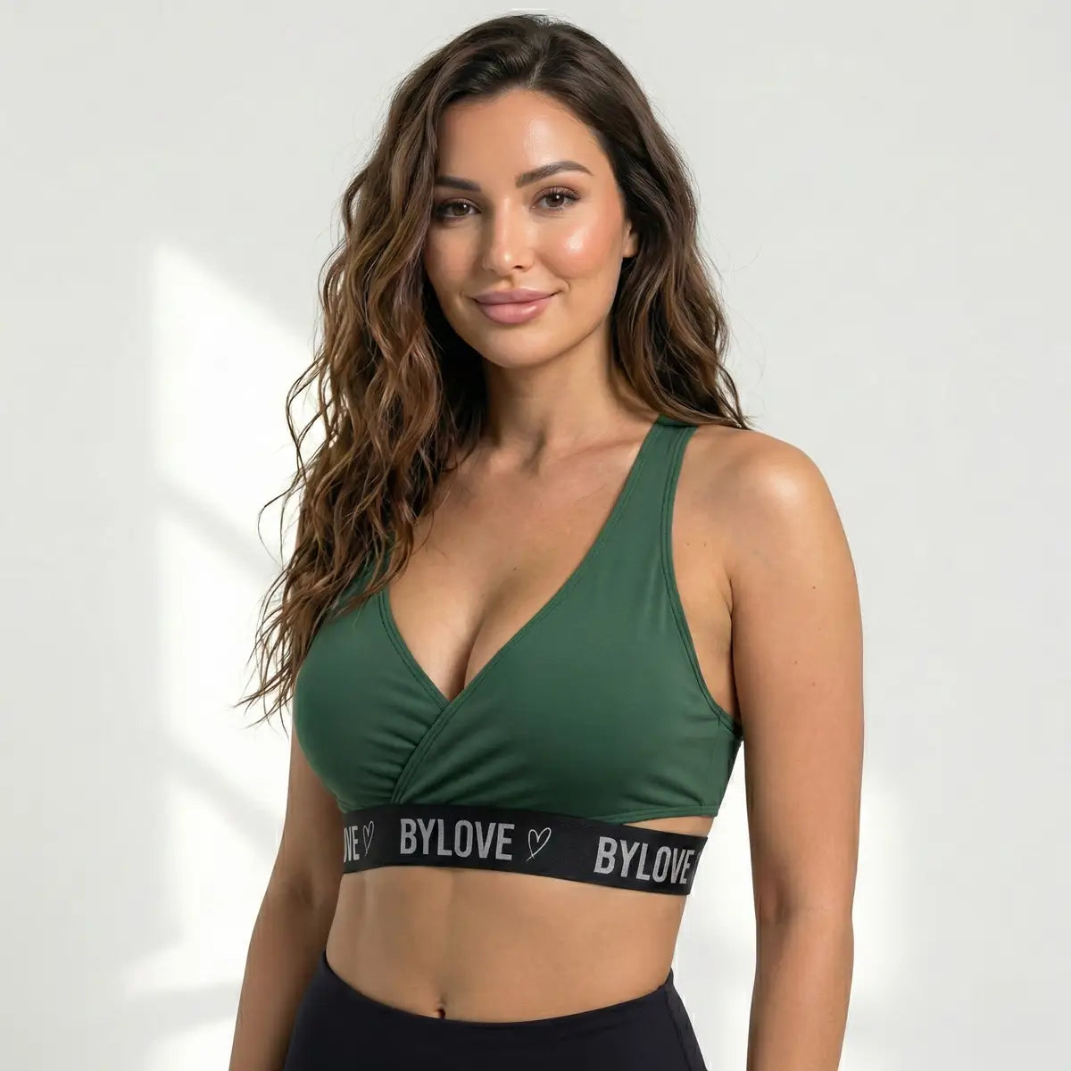 Mujer vistiendo top deportivo BYLOVE verde militar ajuste realce busto Panamá