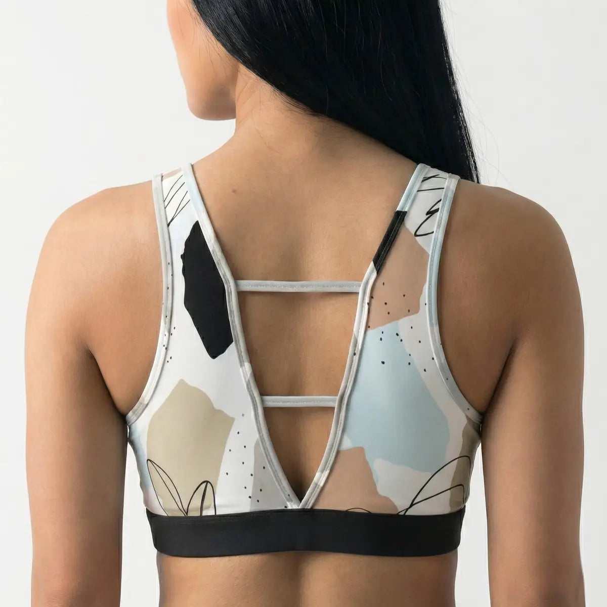 Detalle espalda en V top deportivo mujer tiras diseño moderno