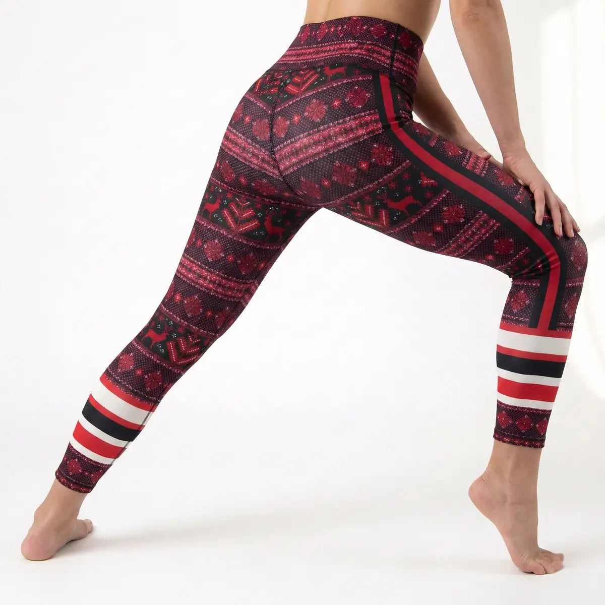 Mujer vistiendo leggings rojos de navidad estilo nórdico fitness Panamá