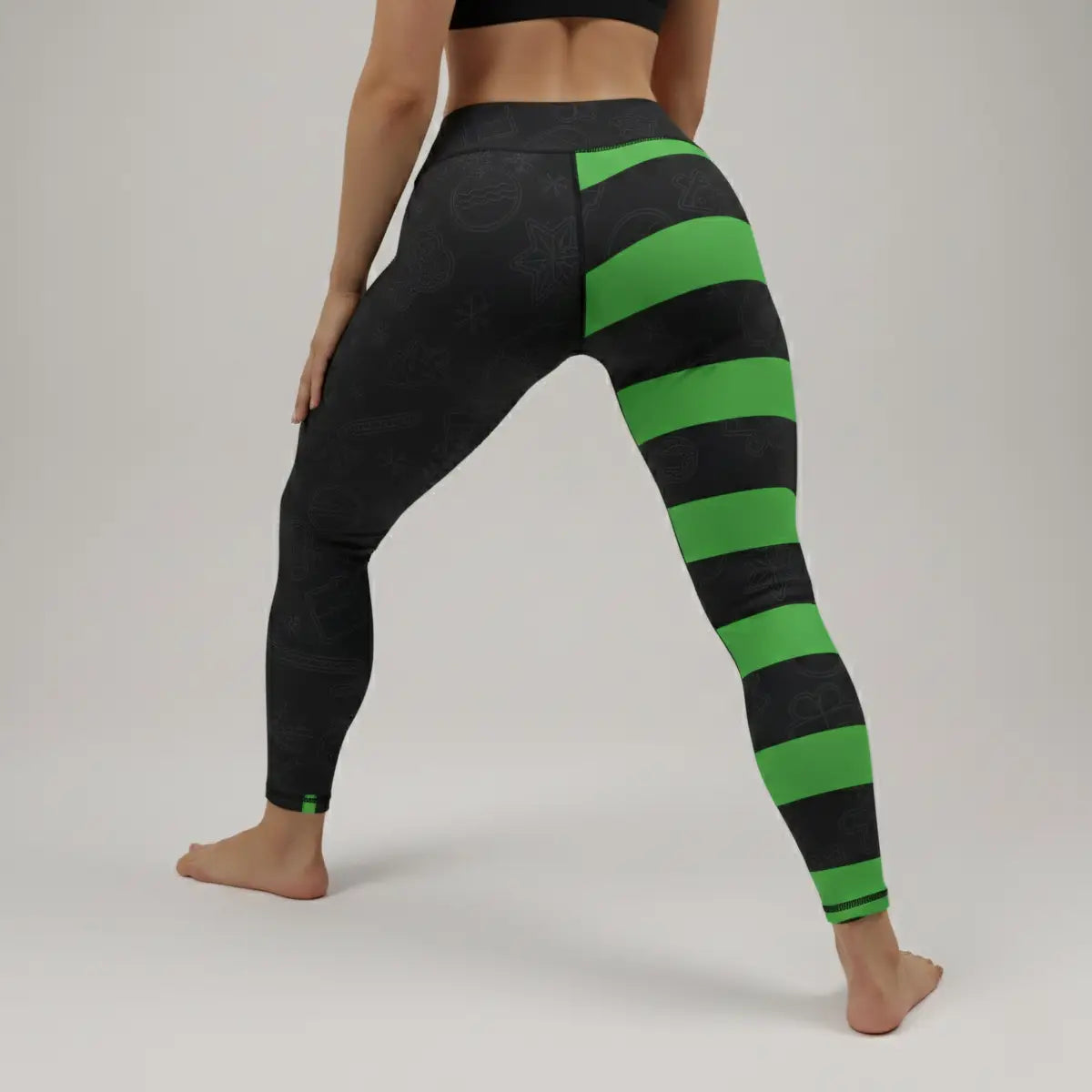 Mujer vistiendo leggings temáticos navidad fitness rayas verdes asimétrico