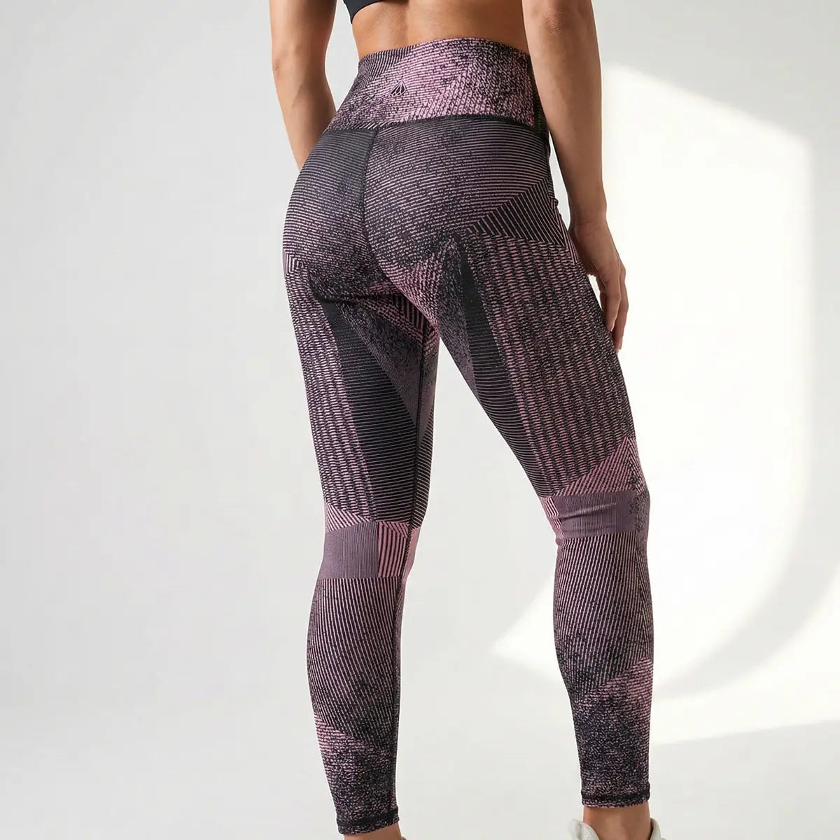 Mujer vistiendo leggings colombianos BJX estampado lineal fitness Panamá