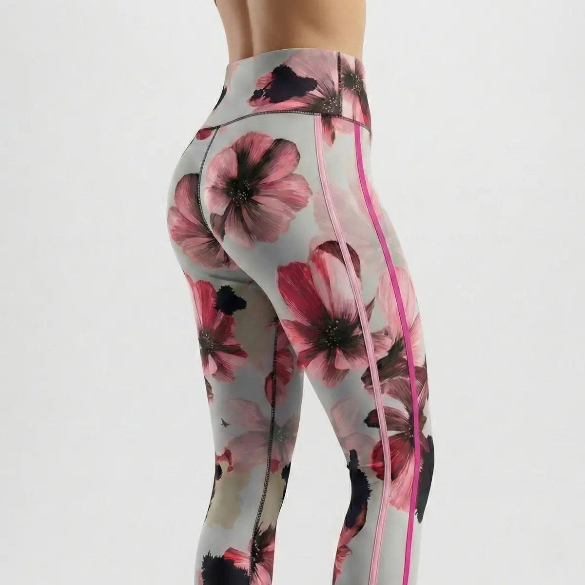 Mujer vistiendo leggings florales BJX cintura alta con detalle lateral rosa fitness