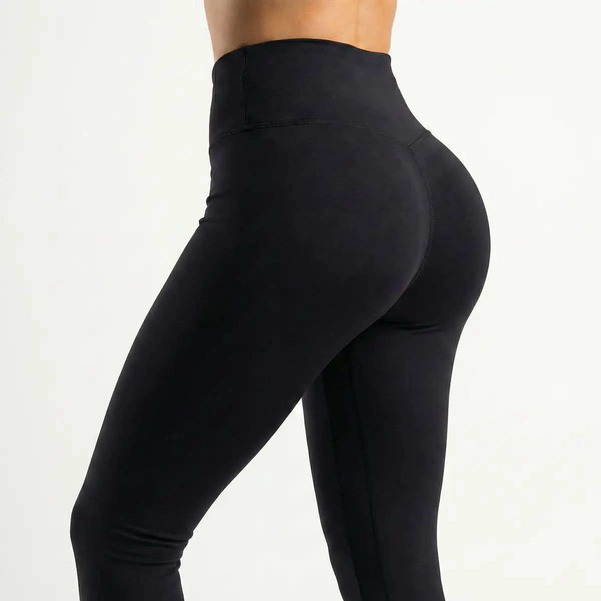 Mujer vistiendo leggings negros lisos talle alto ajuste perfecto fitness Panamá