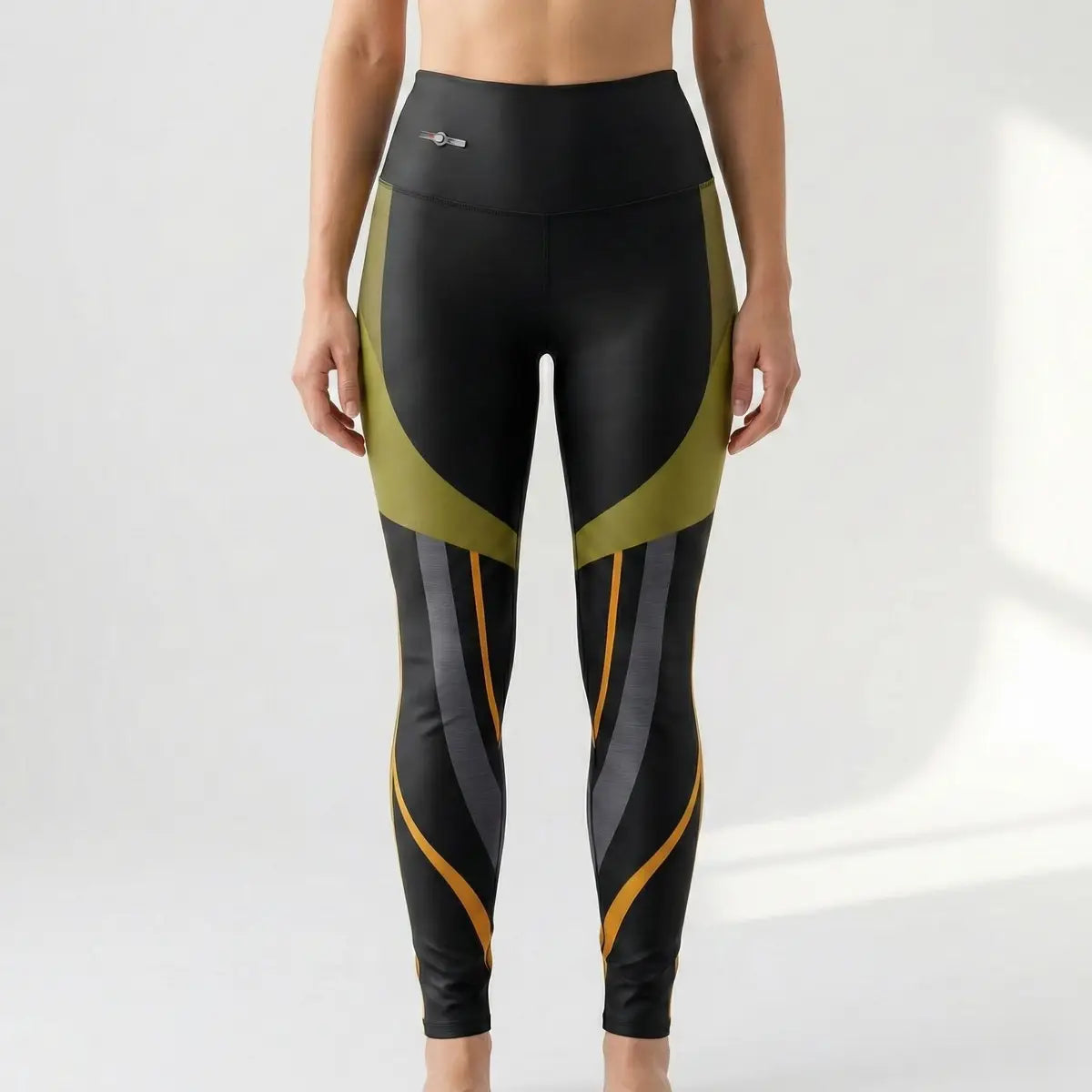 Mujer vistiendo leggings deportivos modernos con detalles geométricos en las piernas Panamá