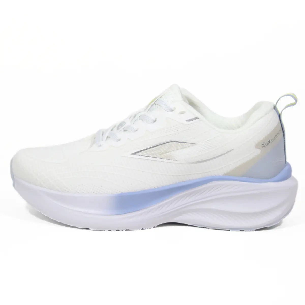 Perfil lateral externo de zapatillas mujer RS Performance Nexus color blanco y celeste con entresuela gruesa