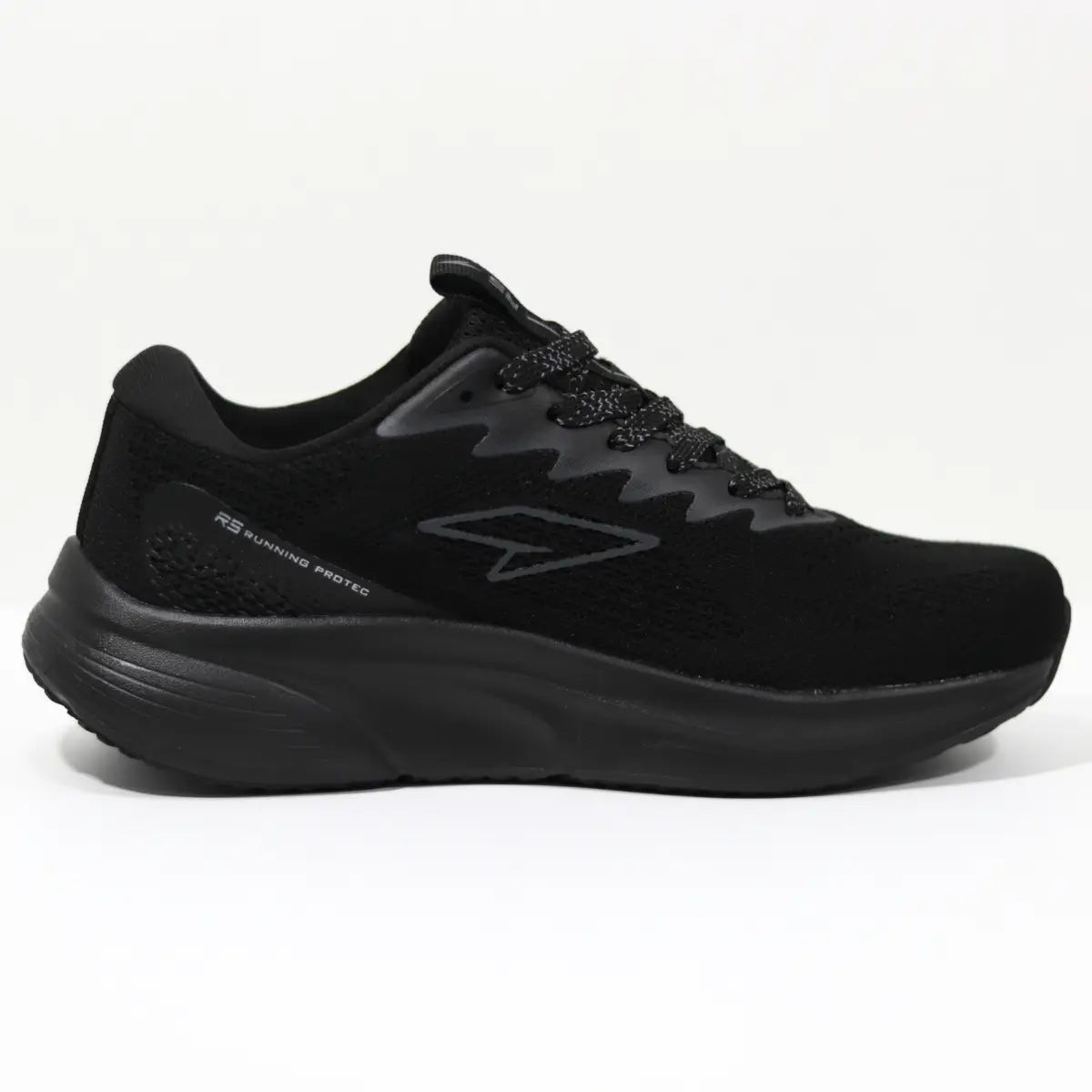 Perfil lateral de la zapatilla deportiva para hombre RS Performance Protec Men en color negro total sobre fondo blanco