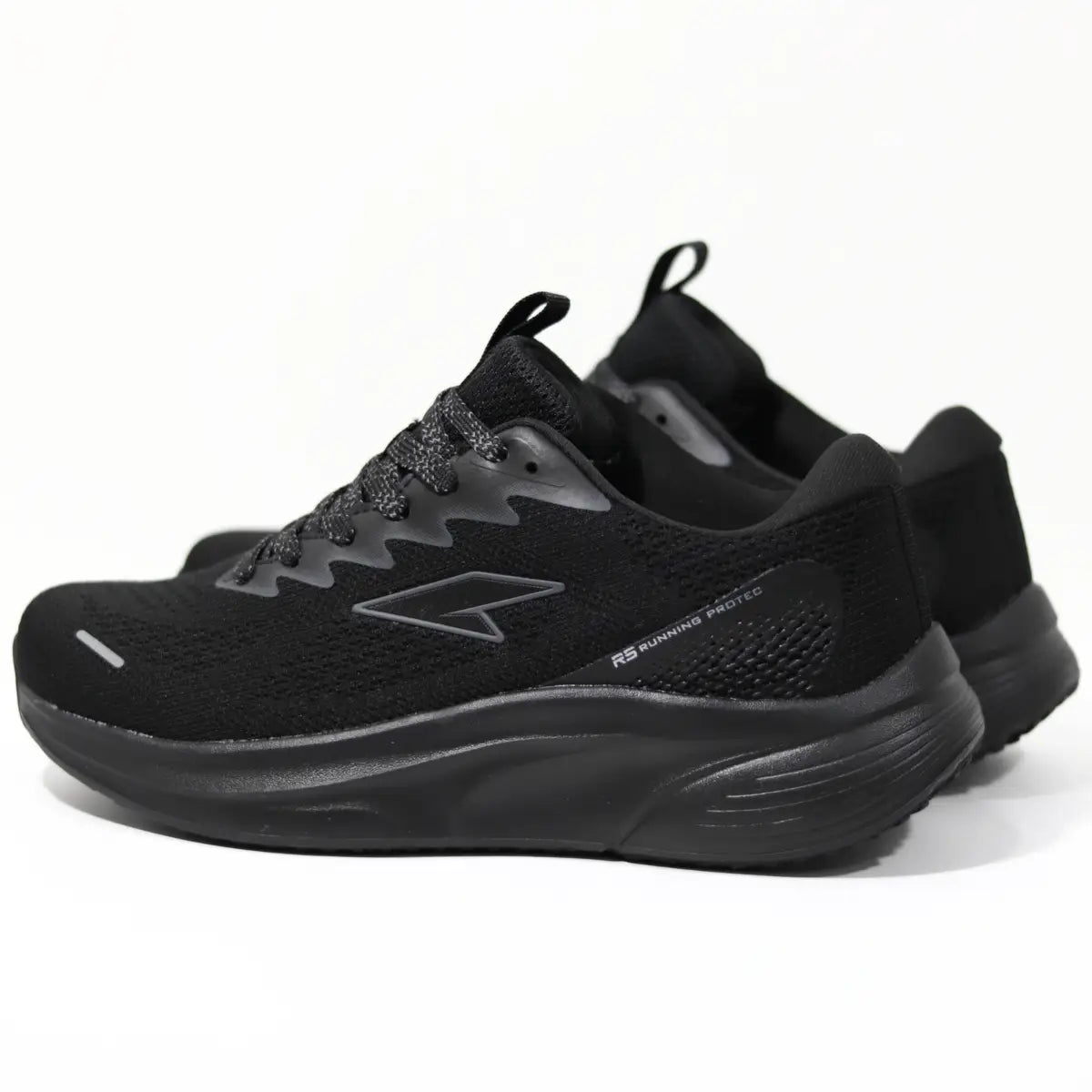 Par de zapatillas para correr de hombre RS Performance Protec Men negras de perfil en ángulo de tres cuartos
