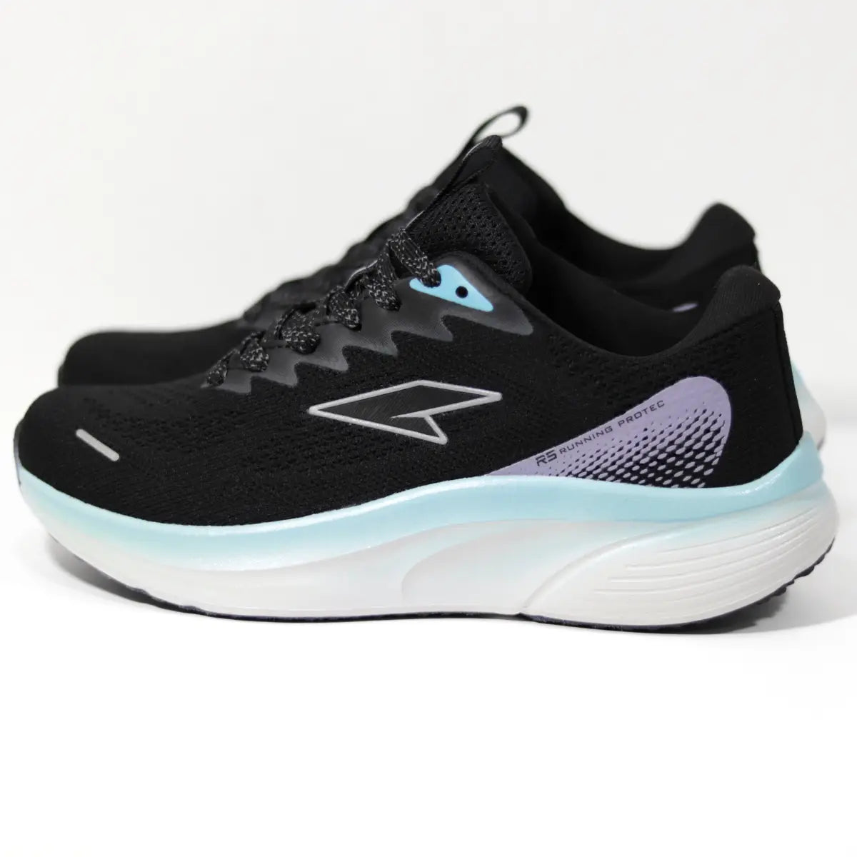 Dos zapatillas running mujer RS Protec negras vista de perfil en ángulo.