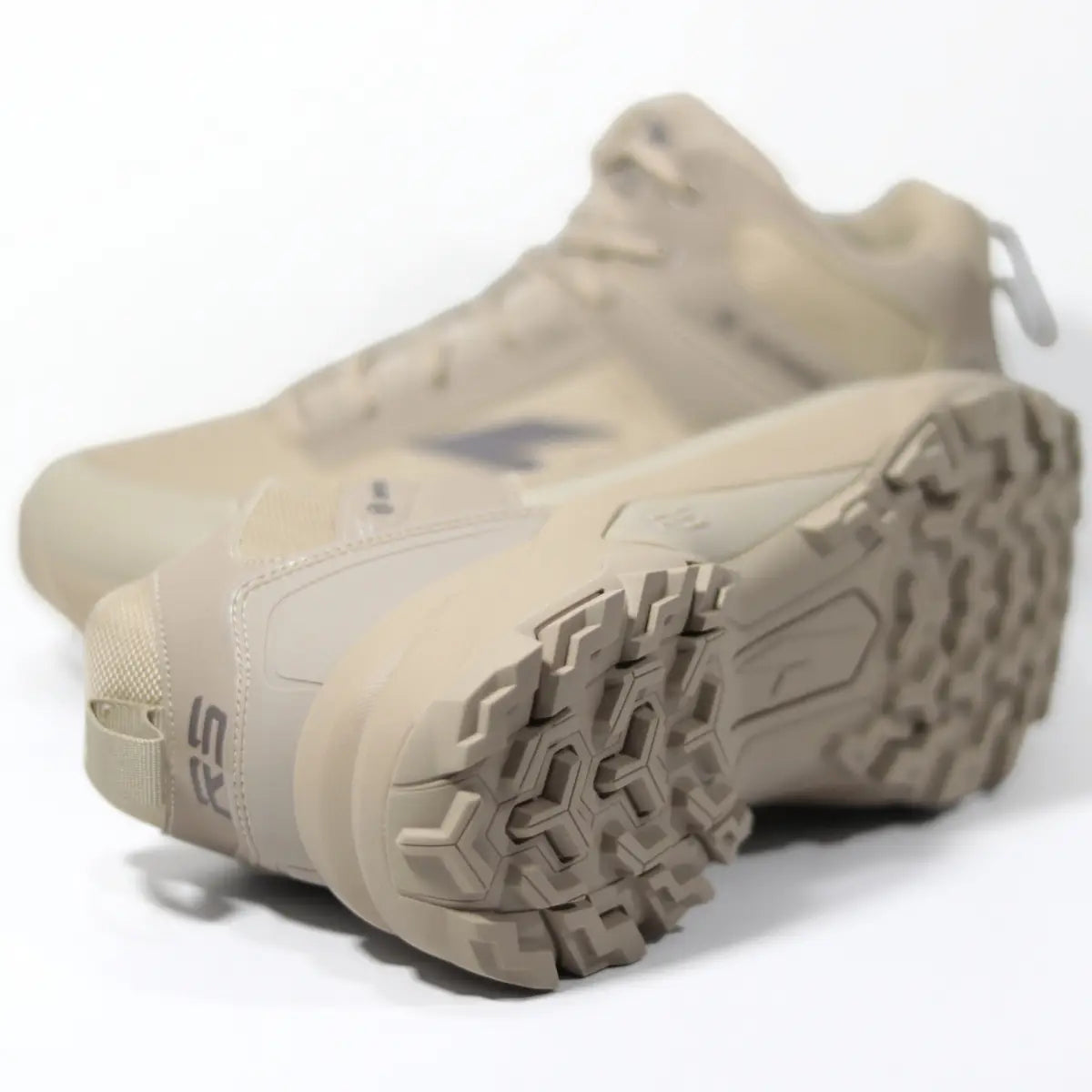 Par de botas outdoor hombre RS Performance Treck Boot beige mostrando la suela de tracción extrema
