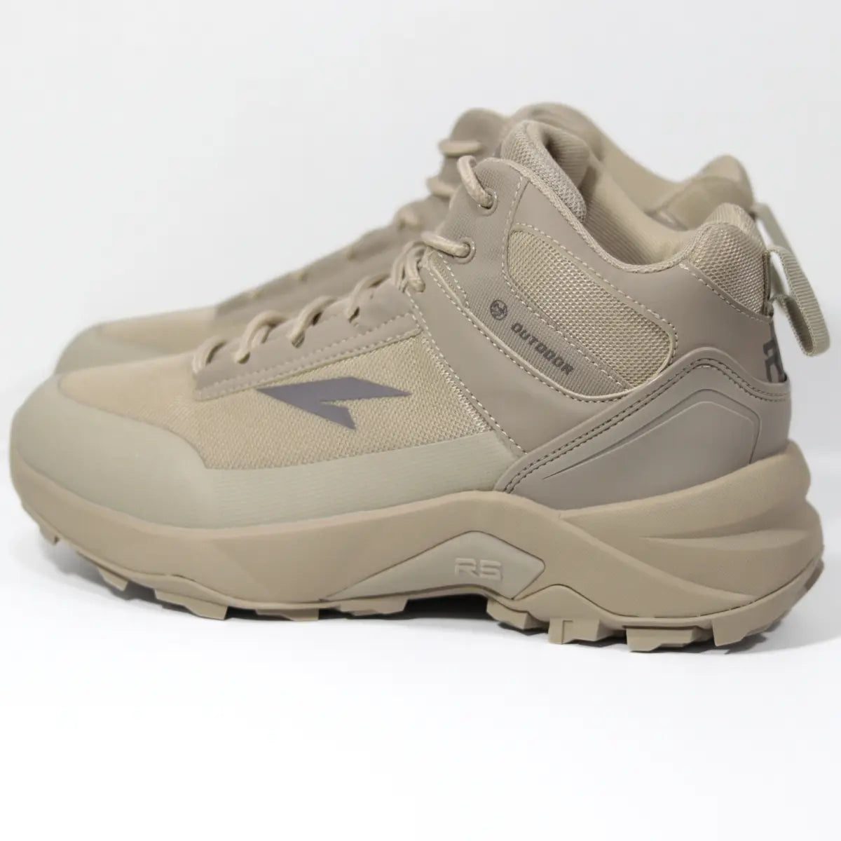 Botas hombre RS Treck Boot beige arena vista en ángulo de tres cuartos sobre fondo blanco