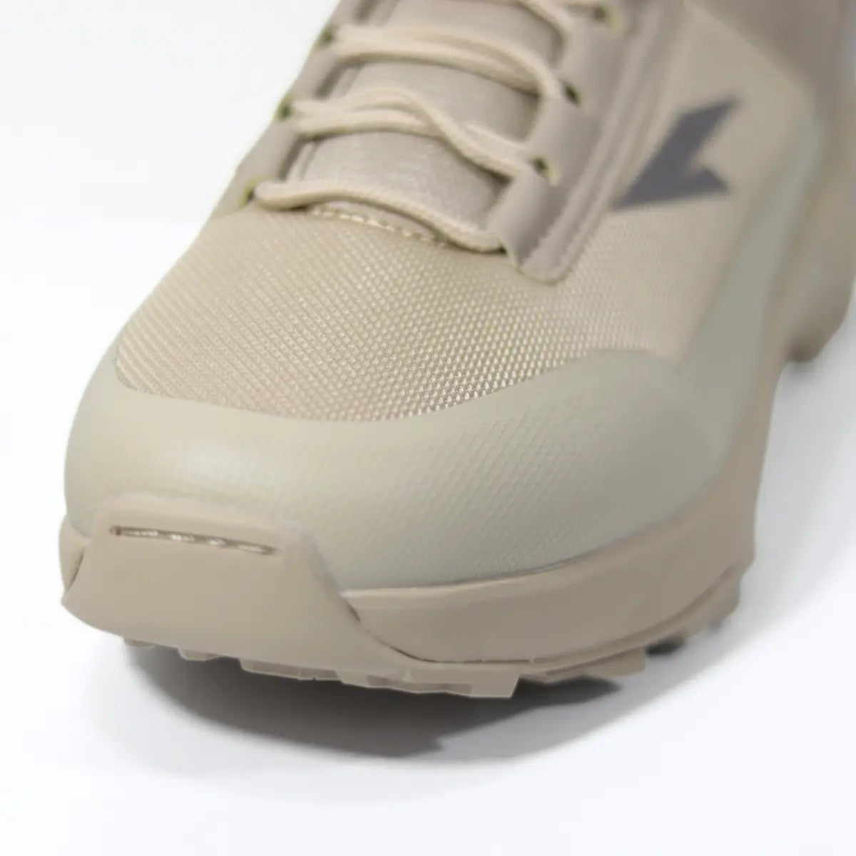 Primer plano de puntera reforzada y malla transpirable de las botas RS Treck Boot beige