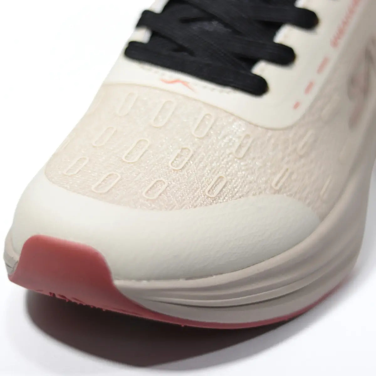Primer plano de la puntera y textura transpirable de la zapatilla hombre Sneakers Supply Mocca beige