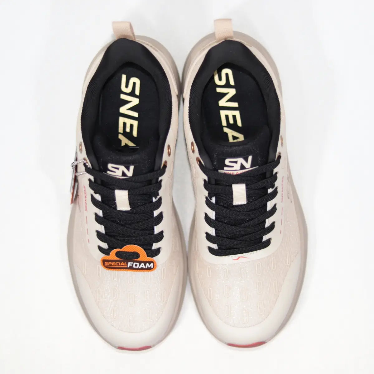 Vista superior interior de zapatillas Sneakers Supply Mocca mostrando cordones negros y plantilla Special Foam