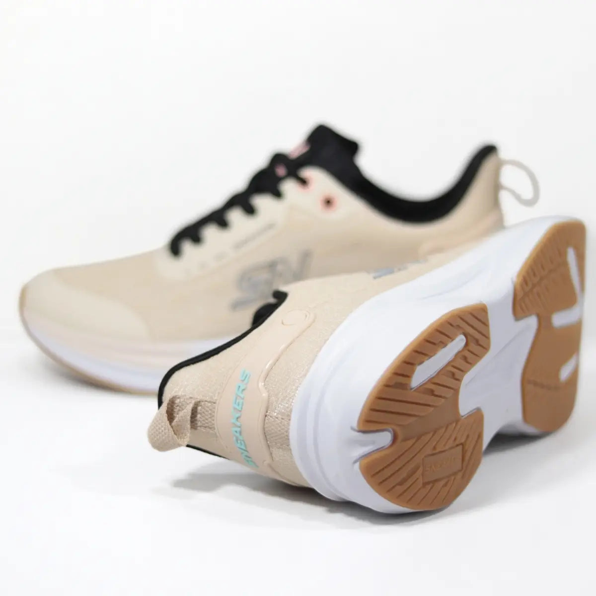 Par de zapatillas casuales mujer Sneakers Supply Mocca Caramel mostrando la suela de goma con tracción