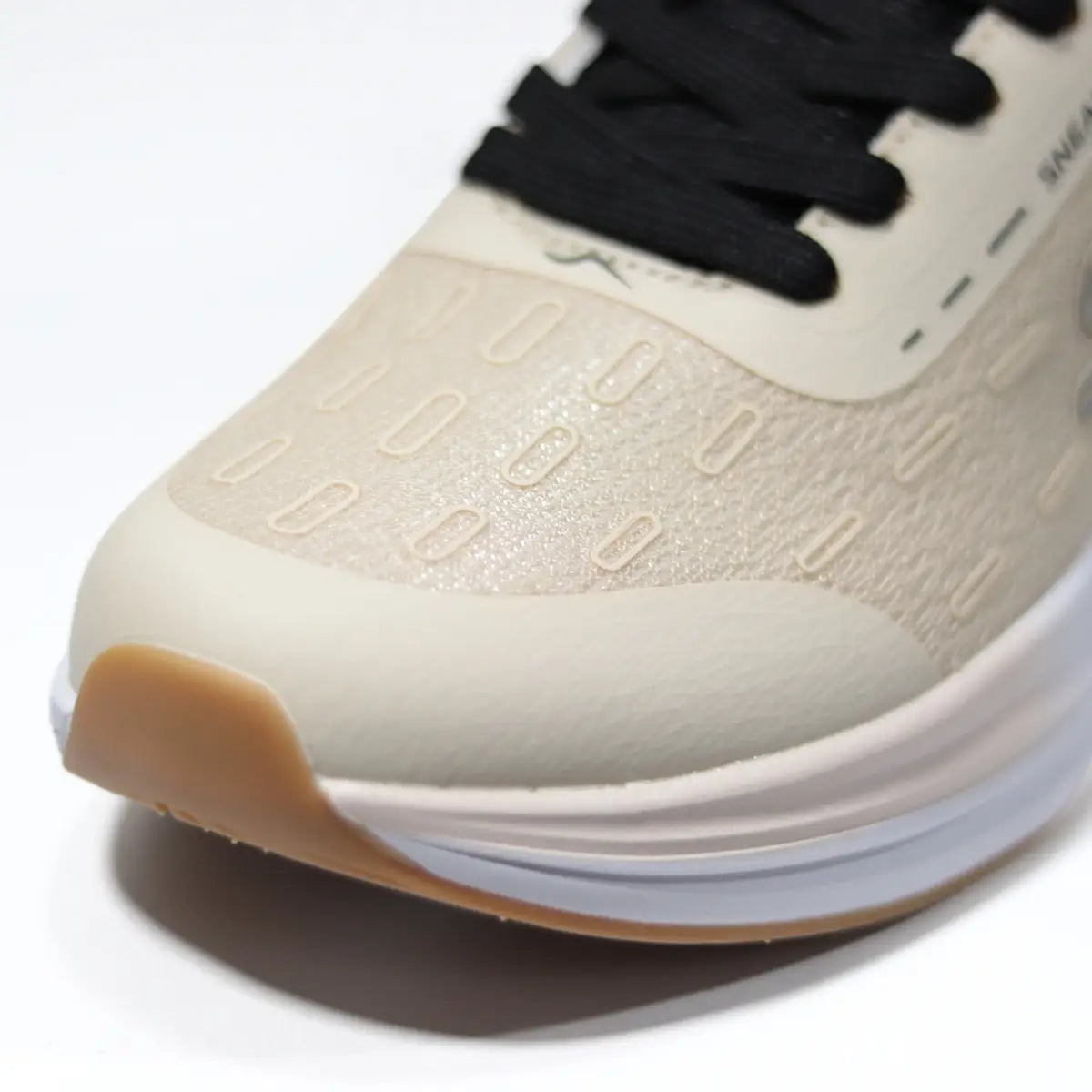 Primer plano de la puntera microperforada y textura transpirable de la zapatilla mujer Sneakers Supply Mocca