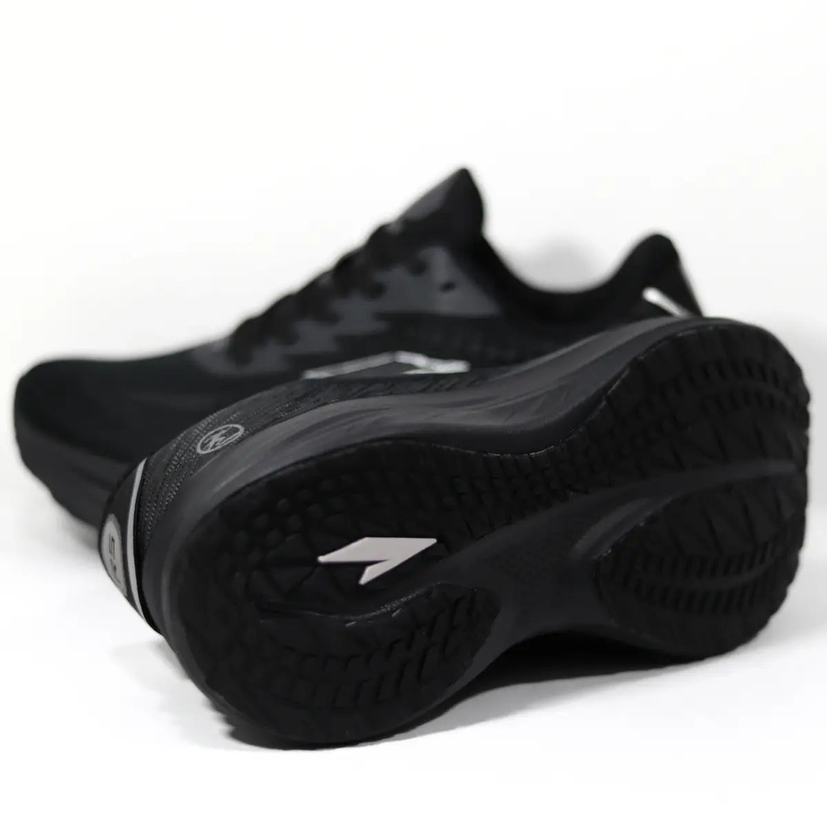 Suela de caucho negro con diseño de alta tracción en zapatillas hombre RS Performance Swift