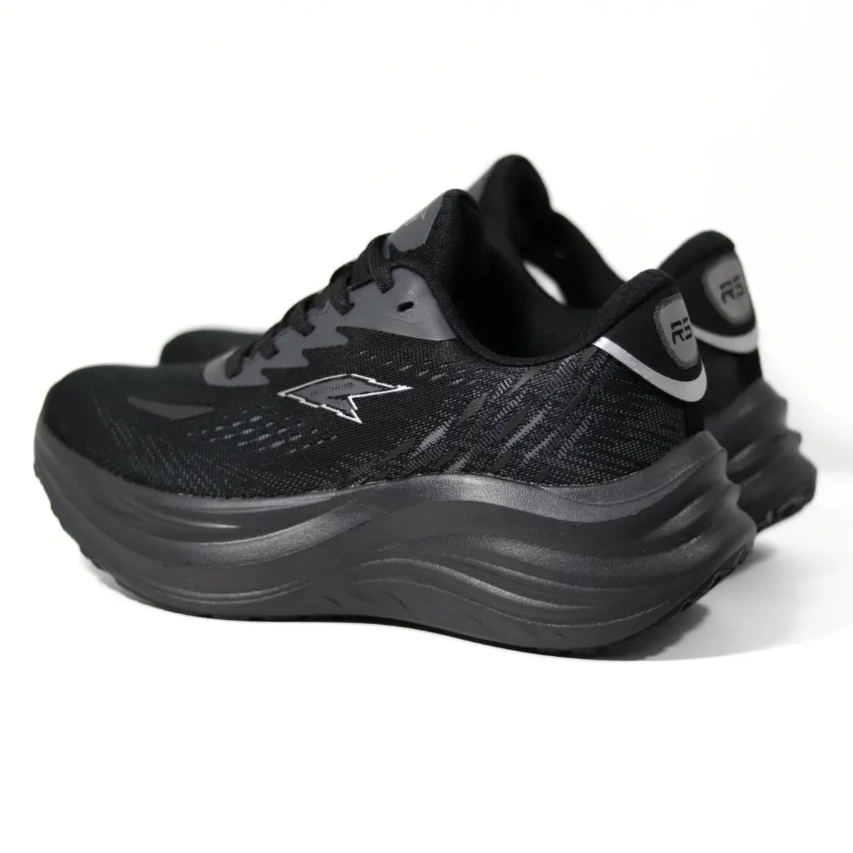 Vista en ángulo de tres cuartos de zapatillas urbanas mujer RS Performance Swift negras