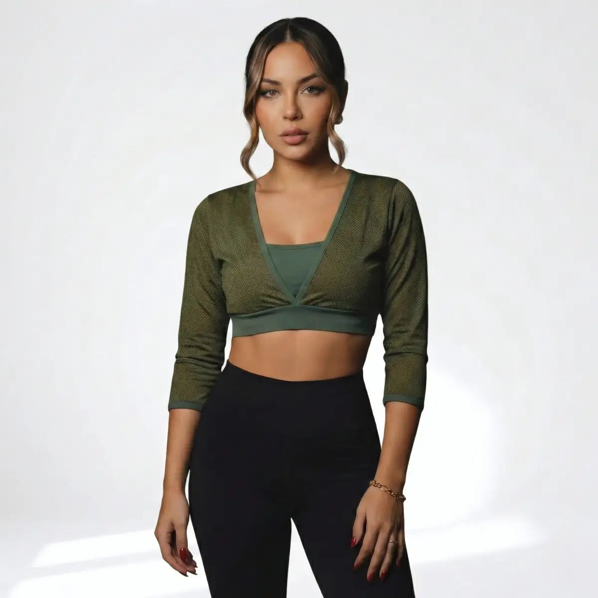 Mujer vistiendo top de malla verde oliva manga larga estilo urbano fitness Panamá