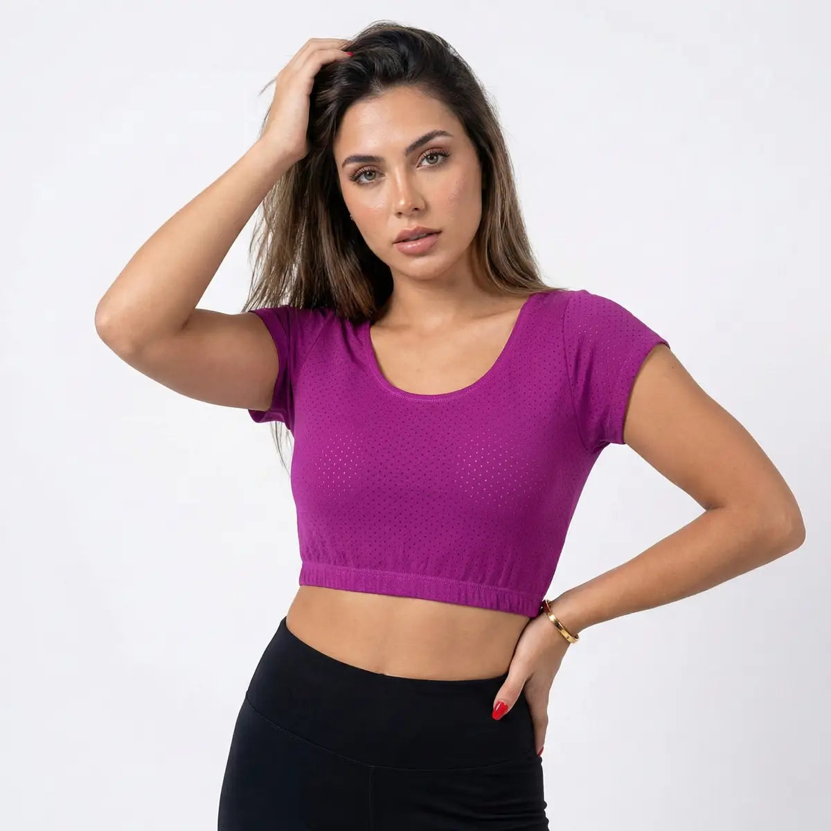 Mujer vistiendo crop top púrpura holgado de manga corta fitness Panamá